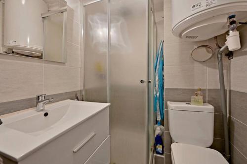 une petite salle de bain avec toilettes et lavabo dans l'établissement Magnifique Studio à Sete proche des plages, à Sète