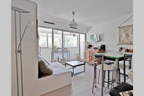 un salon avec une table et une salle à manger dans l'établissement Magnifique Studio à Sete proche des plages, à Sète