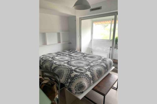 une chambre avec un lit dans une pièce avec une fenêtre dans l'établissement Magnifique Studio à Sete proche des plages, à Sète