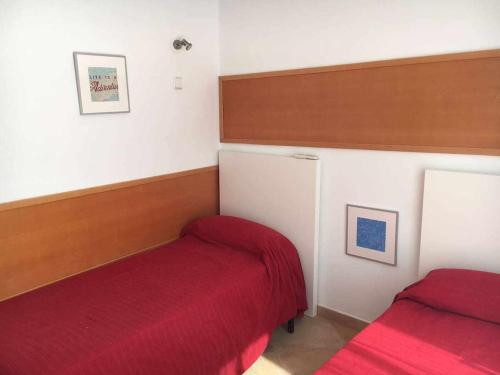 プレミア・デ・マルにあるNice and quiet flat in Premià de Mar HUTBのベッドルーム1室(ベッド2台、赤毛布付)