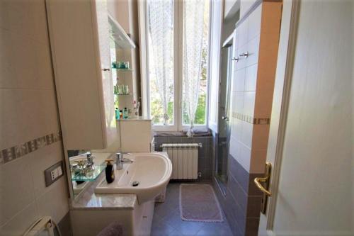 a bathroom with a sink and a window at Grande appartamento in Villa con terrazza sul mare in Celle Ligure