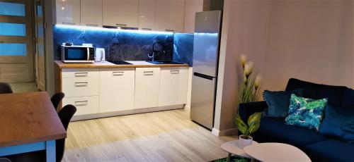 Kuchyň nebo kuchyňský kout v ubytování Apartamenty Green&Blue w Węgorzewie - BLUE