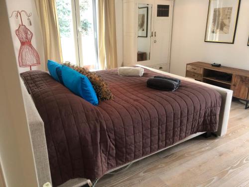 um quarto com uma cama grande e almofadas azuis em Remarkable 4-Bed Villa in Bellano em Bellano