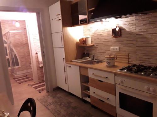 une cuisine avec un évier et une cuisinière four supérieur dans l'établissement Villa Genna, à San Vito Lo Capo
