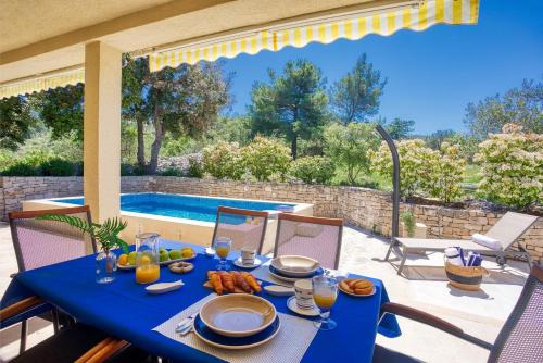 Πισίνα στο ή κοντά στο Villa SAN with heated pool, traditional surroundings, 3-bedrooms