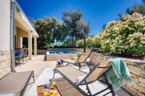 Πισίνα στο ή κοντά στο Villa SAN with heated pool, traditional surroundings, 3-bedrooms