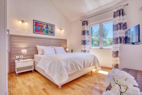 Posteľ alebo postele v izbe v ubytovaní NEW! Villa SAN with heated pool, traditional surroundings, 3-bedrooms