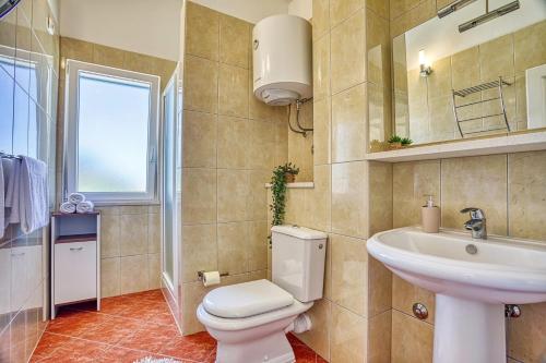 un bagno con un water e un lavandino di NEW! Villa SAN with heated pool, traditional surroundings, 3-bedrooms a Nerežišće