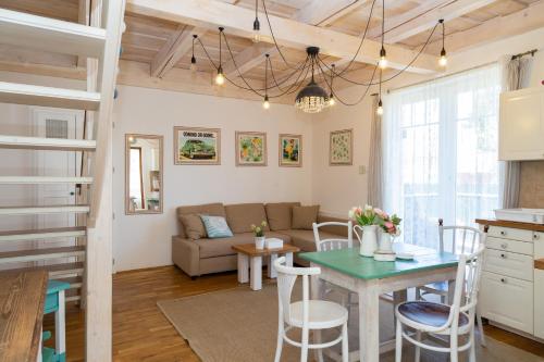 kuchnia i salon ze stołem i kanapą w obiekcie Vanília Apartman w Egerze