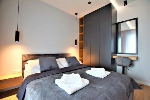 una camera da letto con un letto e due asciugamani di Premium Apartments Rzeszów a Rzeszów