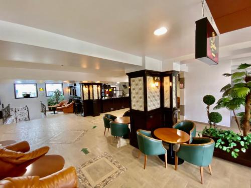 um lobby de um hotel com cadeiras e uma mesa em Hotel Zimbru em Iaşi