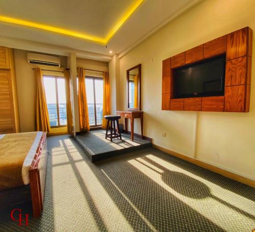 Телевизор и/или развлекательный центр в Grand Islamabad Hotel