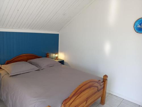 A bed or beds in a room at Au Coeur du Paradis