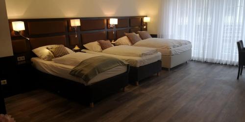 Apartment Hotel City Inn tesisinde bir odada yatak veya yataklar