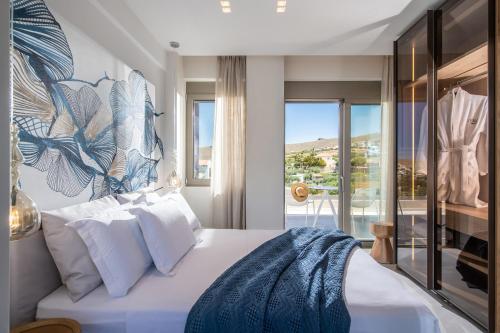 Ένα ή περισσότερα κρεβάτια σε δωμάτιο στο Kymo Instyle Villa - Sea view Private pool Jacuzzi