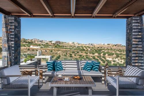 Χώρος καθιστικού στο Kymo Instyle Villa - Sea view Private pool Jacuzzi