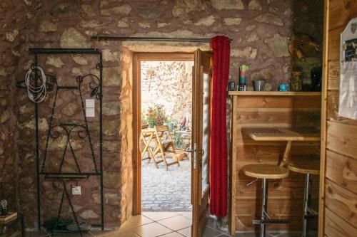 een deur naar een keuken met een tafel en stoelen bij le Donjon de la Reine Margot in Beaumont