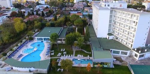 Bazén v ubytování Hotel Abano Astoria nebo v jeho okolí