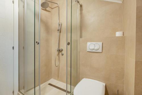 Ένα μπάνιο στο Doxa M Apartments