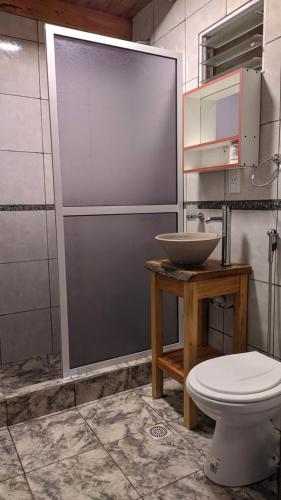 un bagno con un water e un lavandino di Cabañas Oberá a Oberá
