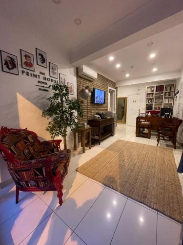 ein Wohnzimmer mit einem Sofa, einem Stuhl und einem Klavier in der Unterkunft The Print House Hotel in Istanbul
