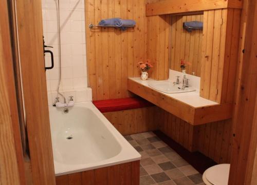 uma casa de banho com uma banheira e um lavatório em Wreckers Cottage em Dunmore East