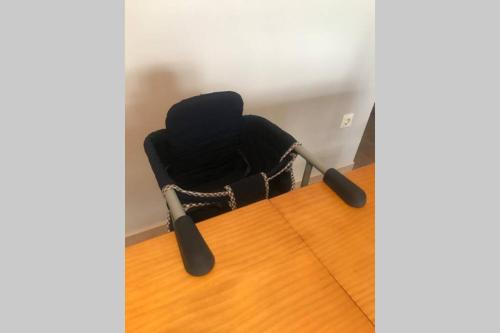 a black chair sitting in the corner of a room at Apartament amb parking privat a St Joan de les Abadesses in Sant Joan de les Abadesses
