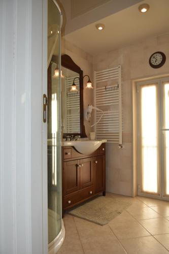 ein Bad mit einem Waschbecken und einer Glasdusche in der Unterkunft Domida Apartment in Bari