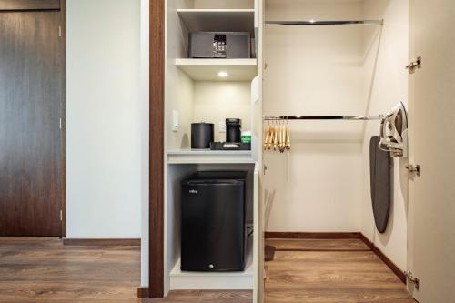 Cucina o angolo cottura di Holiday Inn - Quito Airport by IHG