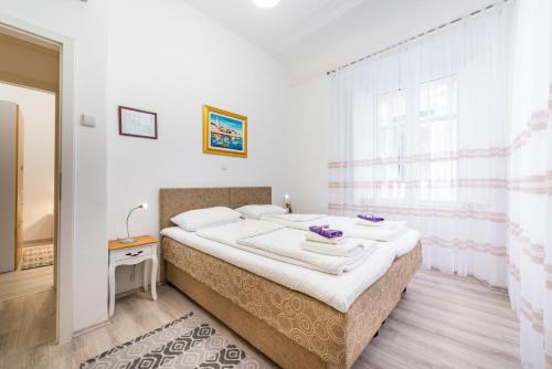um quarto com uma cama e uma janela em The Ragusa Arms em Dubrovnik