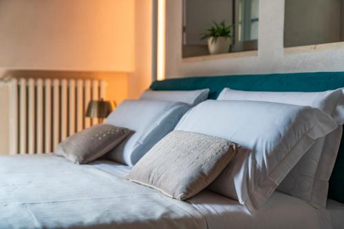 a row of white beds sitting next to each other at Relais Villa dei Gelsi & Spa in Verona
