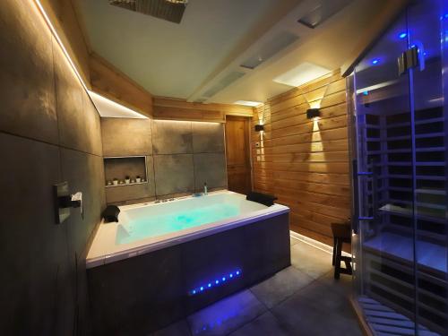 MAISON centre ville historique - Bain à remous, Sauna, cour extérieure privative - tout peut se faire à pied à 3min du vieux port, 10min de la plage, 3min d'un Parking gratuit, restaurants, boutiques, musés, etc