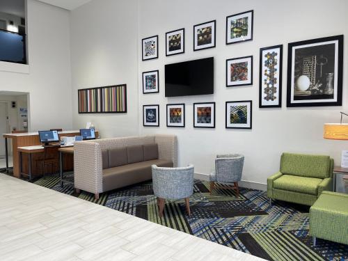 Televisyen dan/atau pusat hiburan di Holiday Inn Express & Suites Sulphur - Lake Charles by IHG