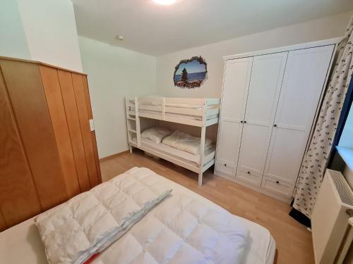 Dormitorio pequeño con cama y armario en Zingst Achtern Diek 12d Elly, en Zingst