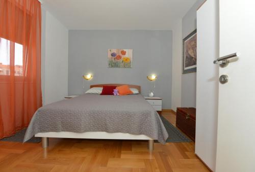 En eller flere senge i et værelse på Apartment Nadica