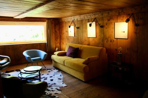 un salon avec un canapé et une chaise dans l'établissement Large Flat At The Foot Of The Slopes Les Houches, aux Houches