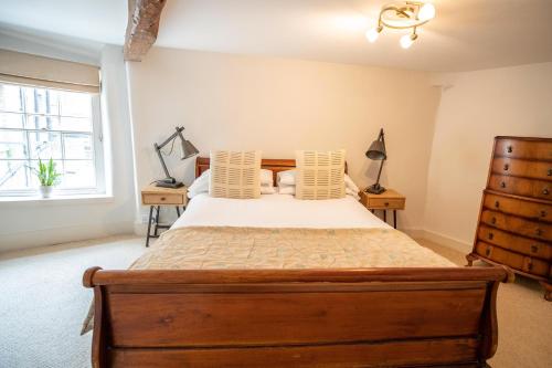 une chambre avec un lit et une fenêtre dans l'établissement Tower House Guest House, à Oxford