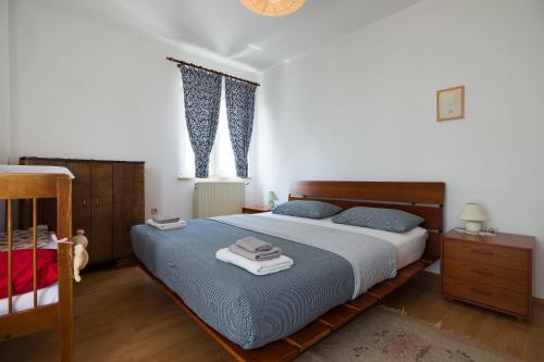 Ein Bett oder Betten in einem Zimmer der Unterkunft Villa Premantura , big pool , Amazing sea view , Kamenjak Natural Park