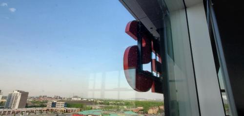 Un balcón o terraza de Grand Times Hotel Laval - Centropolis