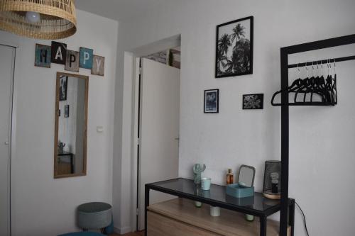 - un salon avec une table et un miroir dans l'établissement Appartement climatisé look industriel avec piscine à la plage, à La Londe-les-Maures