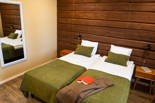 um quarto de hotel com duas camas e um espelho em Kuortane Kuharanta em Mäyry