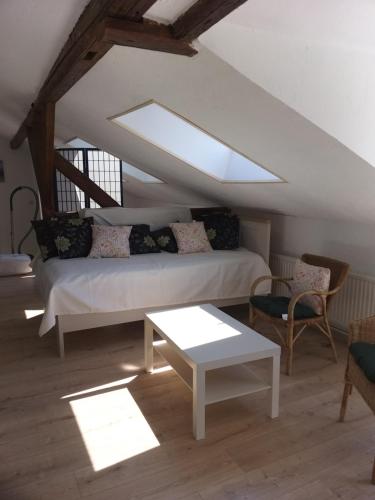 een woonkamer met een bed en een tafel bij gelbeshaus1 in Schwalbach am Taunus