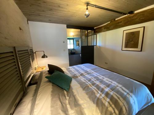 Tempat tidur dalam kamar di Le Scailleteux - Gîte de charme avec rivière