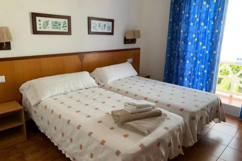 Кровать или кровати в номере Apartamento en Playa Santo Tomas 1-5