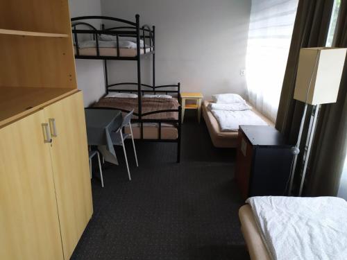 Ένα ή περισσότερα κρεβάτια σε δωμάτιο στο Aparthotel WADOWICE & Hostel GENERY