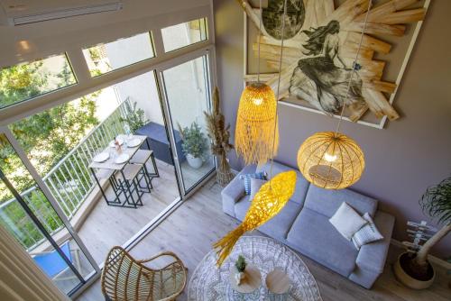 un salon avec un canapé bleu et une table dans l'établissement Résidence de Porticcio youyoube2, à Porticcio