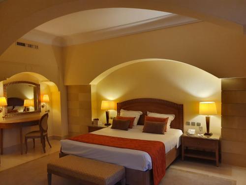 a hotel room with a bed and a desk at Hasdrubal Prestige Thalassa & Spa Djerba in Triffa