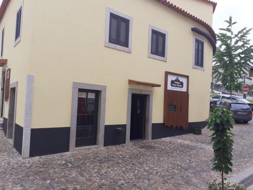 un bâtiment avec deux portes latérales dans l'établissement Taska Vila Velha, à Mirandela