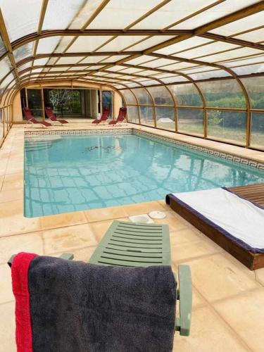 une grande piscine dans un immeuble dans l'établissement Villa located between Cannes and SaintTropez, à Puget-sur Argens