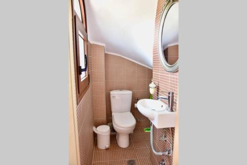 Un baño pequeño con inodoro y lavabo. en K-Home villa, your enchanting getaway, en Pefkohori